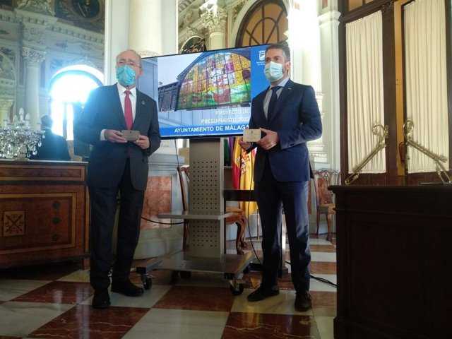 El alcalde de Málaga, Francisco de la Torre, y el concejal delegado de Economía y Hacienda, Carlos Conde, en la presentación de la propuesta de presupuestos del Ayuntamiento de Málaga para 2022