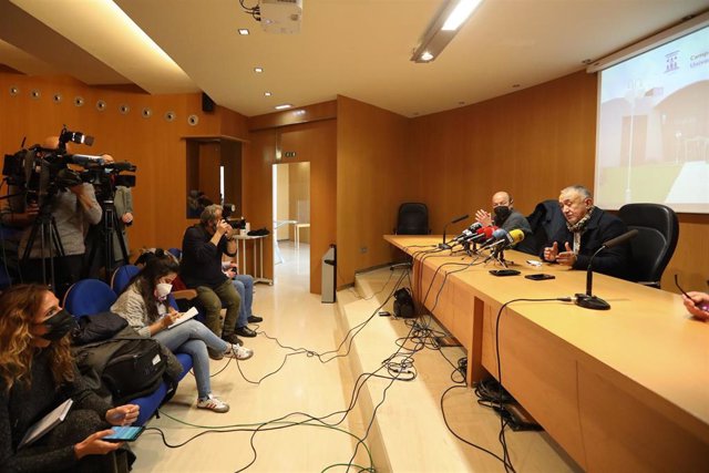 El secretario general de UGT, Pepe Álvarez(, y el secretario general de UGT Aragón, Daniel Alastuey, en rueda de prensa en el campus de Teruel