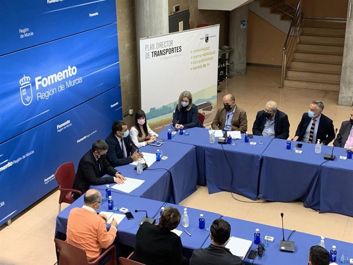 El consejero de Fomento e Infraestructuras, José Ramón Díez de Revenga, durante la reunión de la Mesa del Transporte de la Región de Murcia.