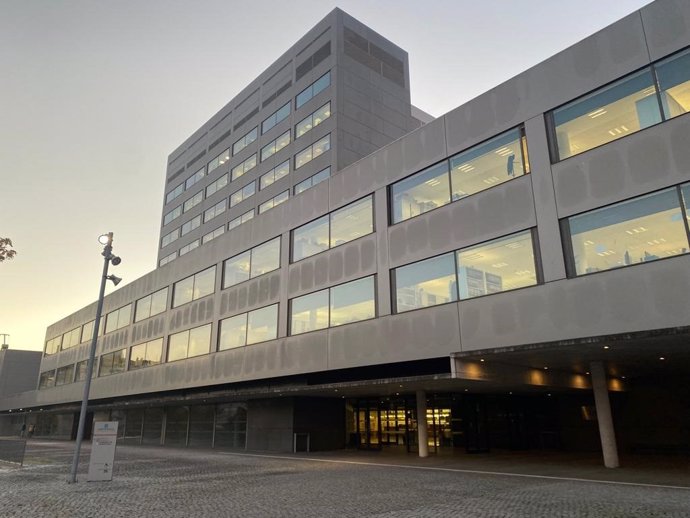 Edificio en Pontevedra que albergará a partir del 19 de noviembre de 2021 el nuevo punto de vacunación COVID poblacional, en la sala de exposiciones del edificio administrativo de la Xunta