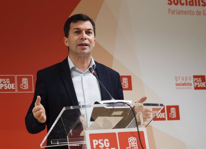 Gonzalo Caballero, en rueda de prensa en el Parlamento.