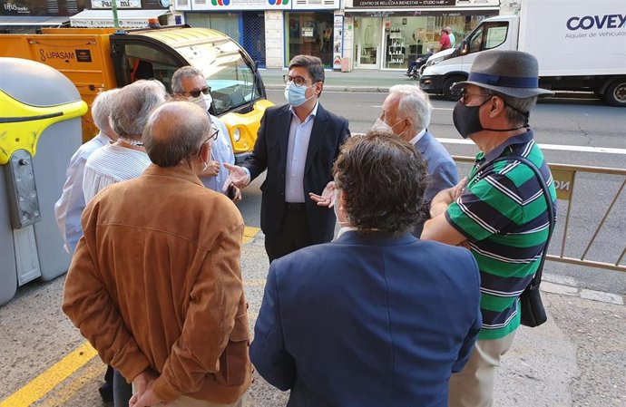 El portavoz de Cs en el Ayuntamiento, Álvaro Pimentel, con vecinos de la Carretera Carmona.