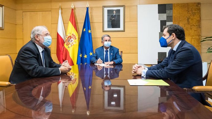El presidente de Cantabria, Miguel Ángel Revilla, recibe al nuevo gerente de la Mutua Montañesa, Alberto Martínez
