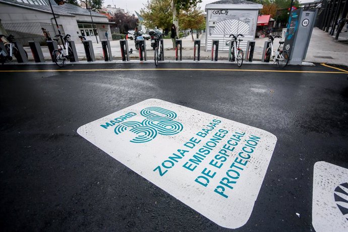 Archivo - Una señal en el suelo marca la Zona de Bajas Emisiones de Especial Protección (ZBEDEP) de Madrid