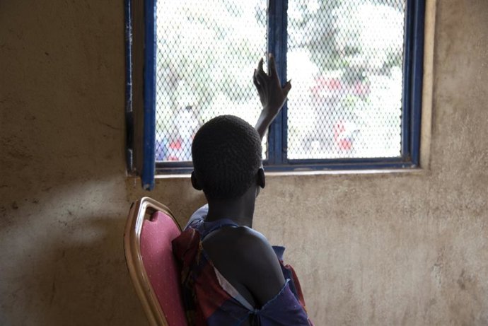 Archivo - Un niño de 13 años detenido en Sudán del Sur.