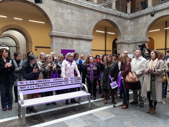 Archivo - Minuto de silencio en memoria de las víctimas y en repulsa contra la violencia de género, en el Centro de Cultura Antiguo Instituto (2019)