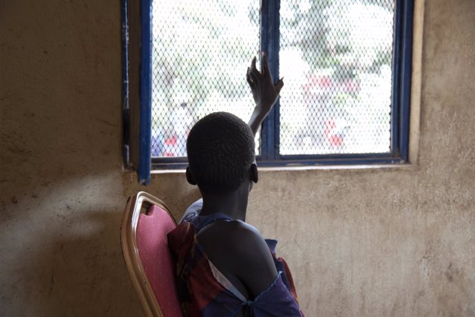 Archivo - Un niño de 13 años detenido en Sudán del Sur.