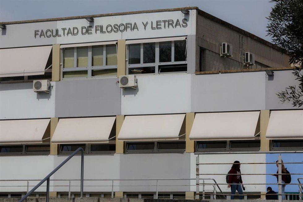Archivo - Alumnos frente a la Facultad de Filosofía y Letras de la Universidad Autónoma de Madrid (UAM)