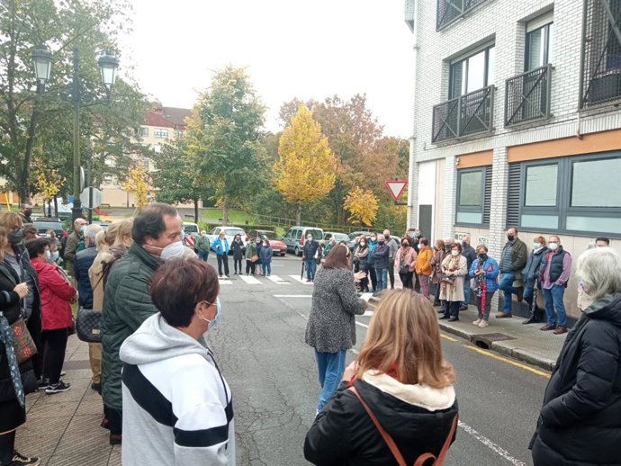 Manifestación de los vecinos de San Claudio por las carencias de su centro de salud.