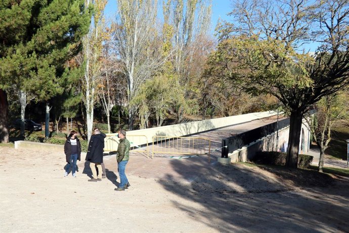 Visita de la concejal María Sánchez a uno de los parques en los que se han llevado a cabo obras.