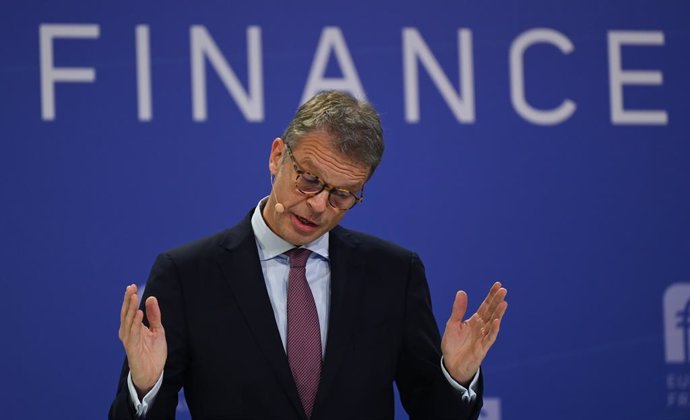 15 November 2021, Hessen, Frankfurt_Main: CEO of Deutsche Bank Christian Sewing, speaks at the opening conference of the "Euro Finance Week" at the Kap Europa Congress Center. High-ranking representatives from the national and international financial in