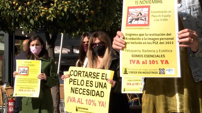 Peluqueros y personal del sector de la imagen personal se concentran en Mérida para pedir un IVA reducido