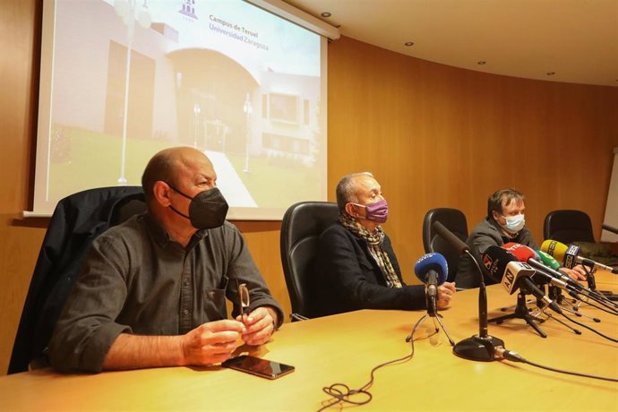 El secretario general de UGT Aragón, Daniel Alastuey (i) y el secretario general de UGT, Pepe Álvarez (c), en la rueda de prensa