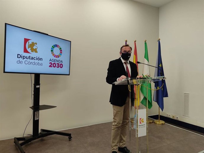 El delegado de Medio Natural y Carreteras de la Diputación de Córdoba, Francisco Palomares, en rueda de prensa.