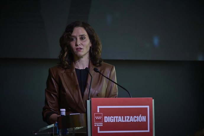 La presidenta de la Comunidad de Madrid, Isabel Díaz Ayuso, interviene en la reunión inaugural del Consejo Asesor para la Transformación Digital de la región, en la Sede de Ernst & Young, a 15 de noviembre de 2021, en Madrid, (España).  Este consejo es 