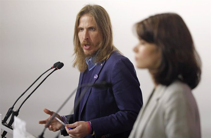 Los portavoces de Podemos, Isa Serra y Pablo Fernández, ofrecen una rueda de prensa, a 25 de octubre de 2021, en Madrid, (España). 