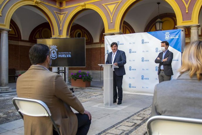 El alcalde de Huelva, Gabriel Cruz, en el acto de presentación de la  programación de Navidad 2021 y el villancico 'Huelva en Navidad, la luz del Sur'.