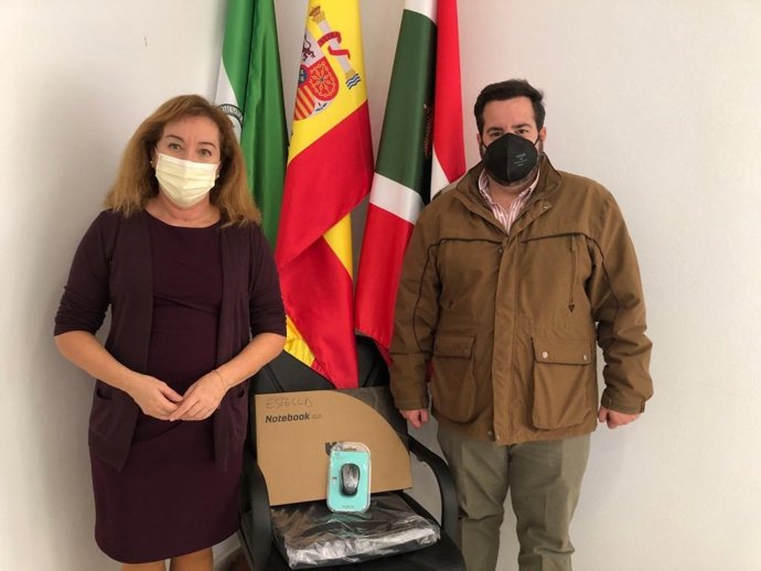 Entrega de ordenadores portátiles por parte de la Diputación de Cádiz a varios ayuntamientos de la provincia.