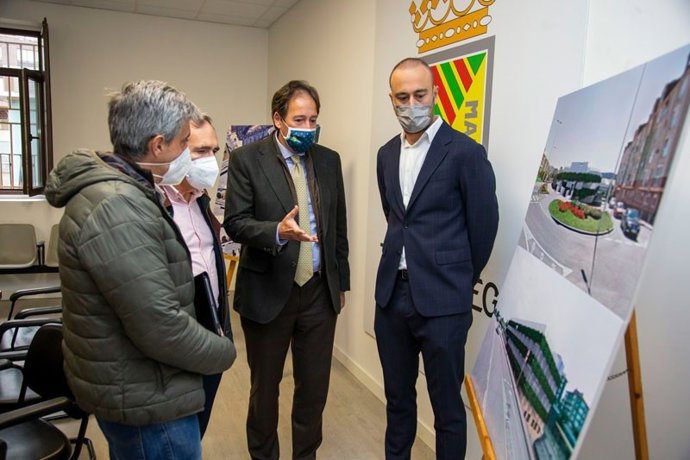 El consejero de Obras Públicas, José Luis Gochicoa, y el alcalde de Torrelavega, Javier López Estrada, en la presentación del proyecto del aparcamiento disuasorio