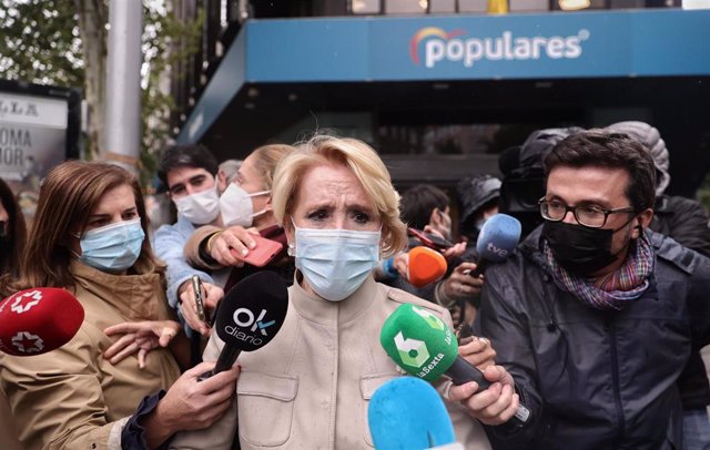 La expresidenta de la Comunidad de Madrid y del Senado, Esperanza Aguirre, sale de la sede del PP tras una reunión del Comité de Dirección del PP, a 29 de octubre de 2021, en Madrid, (España). El encuentro se produce un día después de la condena realizada