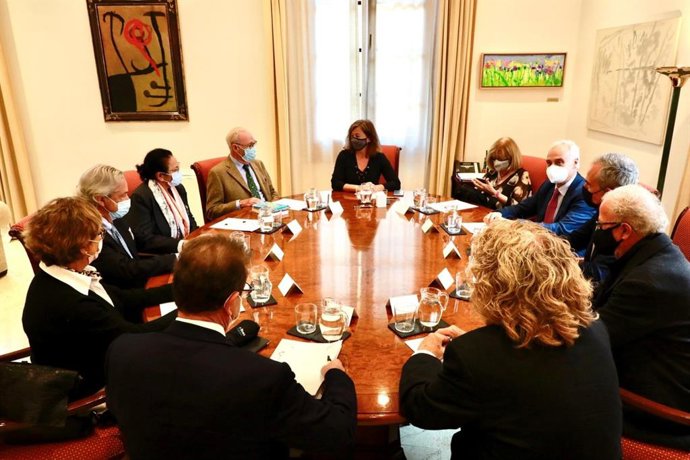 La presidenta del Govern, Francina Armengol, se reúne con los miembros del Club de Roma en Baleares.