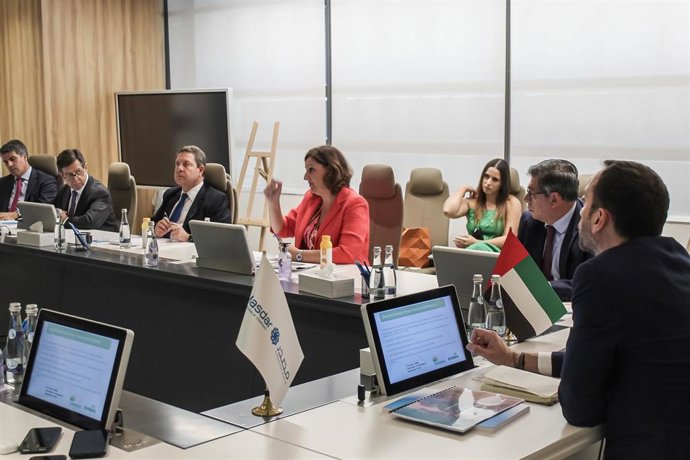 El presidente de C-LM, Emiliano García-Page, y la consejera de Economía, Empresas y Empleo, Patricia Franco, en Abu Dhabi