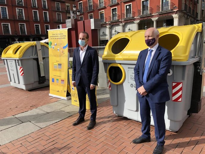 Archivo - Ángel Hervella, de Ecoembes (izquierda), y Alberto Palomino (derecha) posan delante de los nuevos contenedores amarillos que se instalarán en la ciudad.
