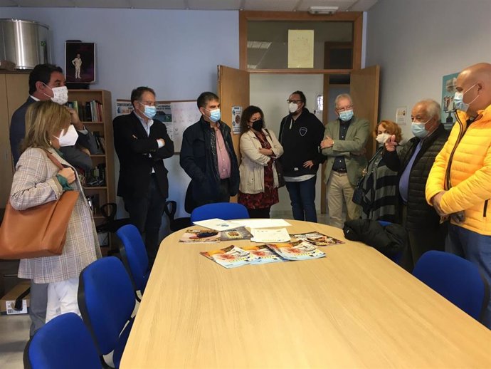 La delegada territorial de Salud y Familias de la Junta en Cádiz, Isabel Paredes, durante su visita a la sede en la capital gaditana de FAEM.