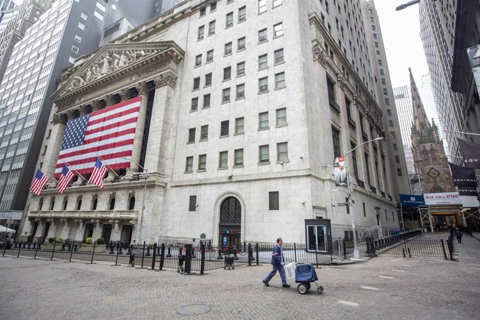 Archivo - March 20, 2020 - New York, New York, United States: A mailman passes by the New York Stock Exchange on Wall Street as New York continues to battle the Coronavirus pandemic. (Natan Dvir / Contacto Images)