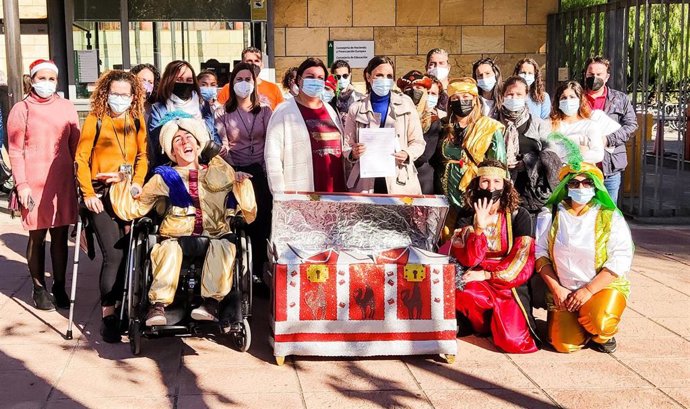 Entrega de cartas de familias de Villamanrique exigiendo a la Consejería de Educación que finalice las obras del colegio público del municipio.