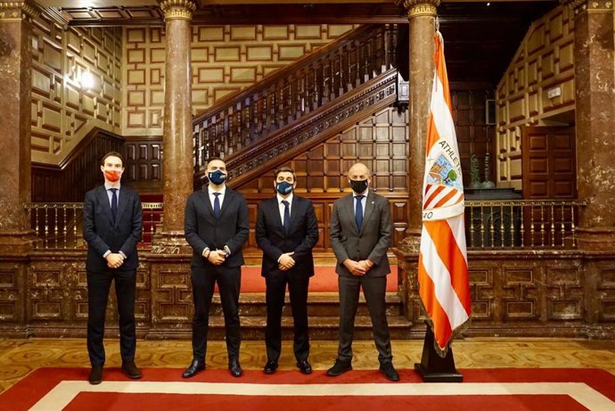 Jon Vázquez Eguskiza, Director General de Fundazioa; Juan María López, Area Manager de la compañía; Antonio José Suárez, CEO de Covey Alquiler y Aitor Elizegi, presidente del Athletic Club.