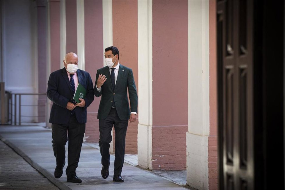 Archivo - El presidente de la Junta, Juanma Moreno, (d) junto al consejero de Salud y Familias, Jesús Aguirre (i), en una imagen de archivo.