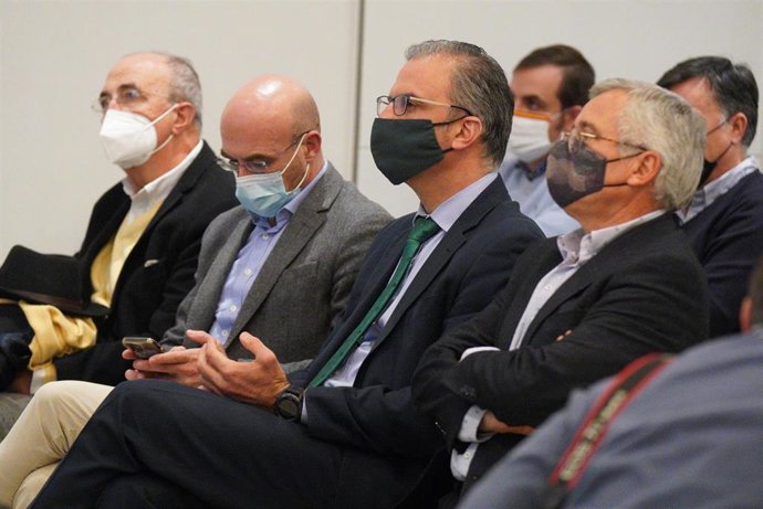 (I-D) El vicepresidente del Comité de Acción Política de Vox, Jorge Buxadé; el secretario general de Vox, Javier Ortega Smith y el confundador de Vox, José Antonio Ortega Lara