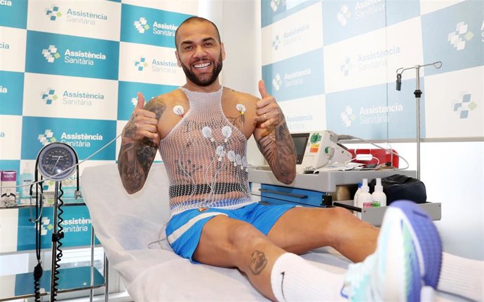 El jugador del FC Barcelona Dani Alves supera la revisión médica previa a su fichaje