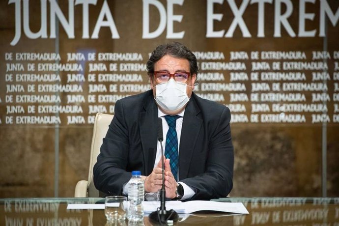 Imagen de archivo del consejero de Sanidad y Servicios Sociales, José María Vergeles, en una rueda de prensa