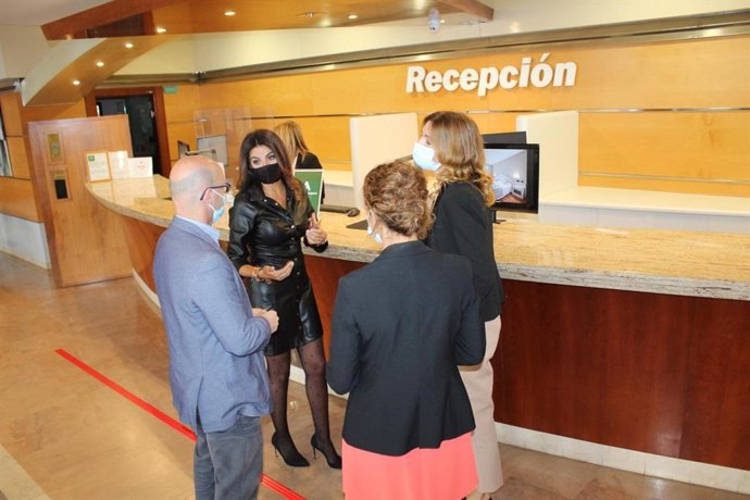 La delegada territorial de Turismo de la Junta en Málaga, Nuria Rodríguez, visita visitado en Mijas el VIK Gran Hotel Costa del Sol.