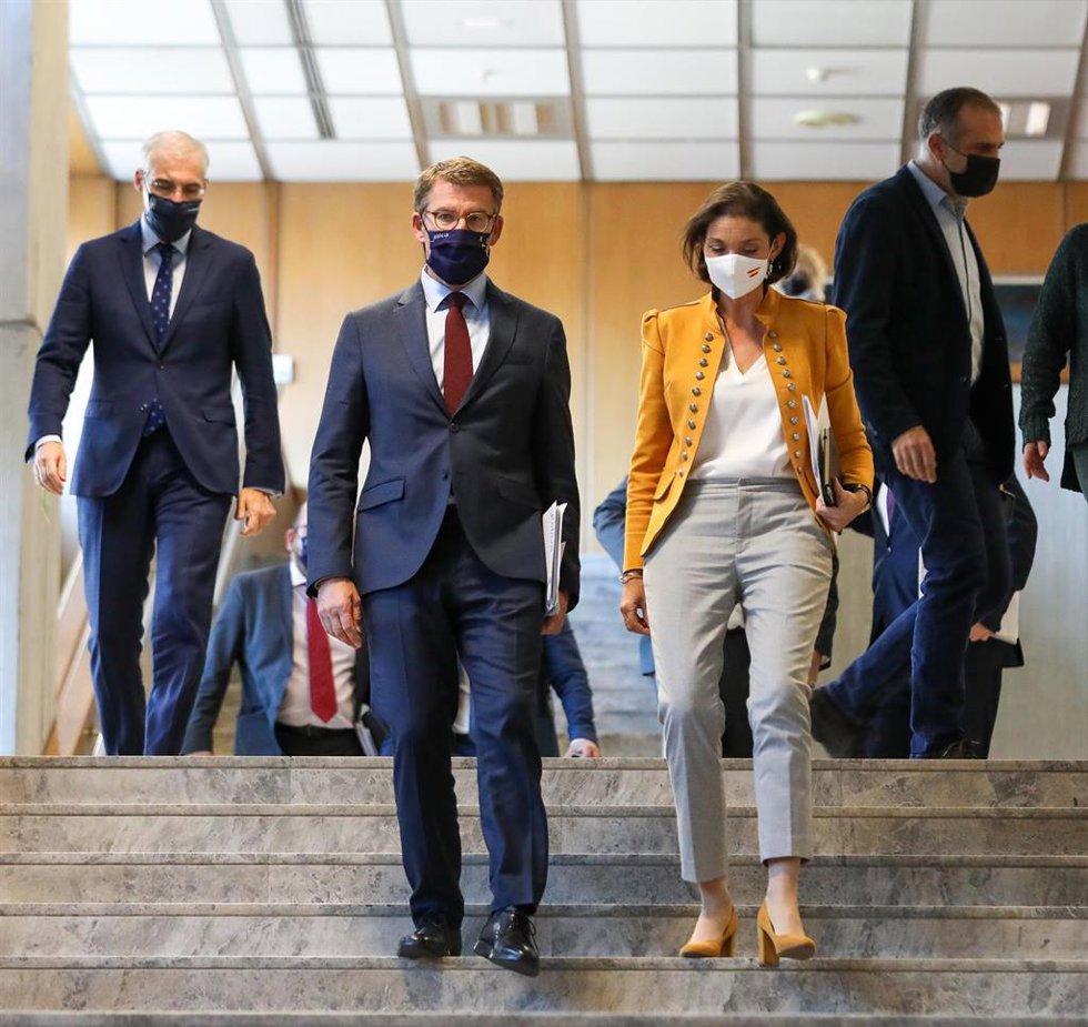El presidente de la Xunta de Galicia, Alberto Núñez Feijoo y la ministra de Industria, Comercio y Turismo, Reyes Maroto, después de su reunión en la sede del Ministerio, a 15 de noviembre de 2021, en Madrid, (España). Durante la reunión, Feijoo le ha tr