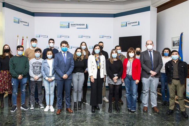 La Consejera De Empleo Y Políticas Sociales, Ana Belén Álvarez,Y La Alcaldesa De Santander, Gema Igual, Mantienen Un Encuentro Con Los Jóvenes Contratados A Través Del Programa De Primeras Experiencias Laborales Del EMCAN