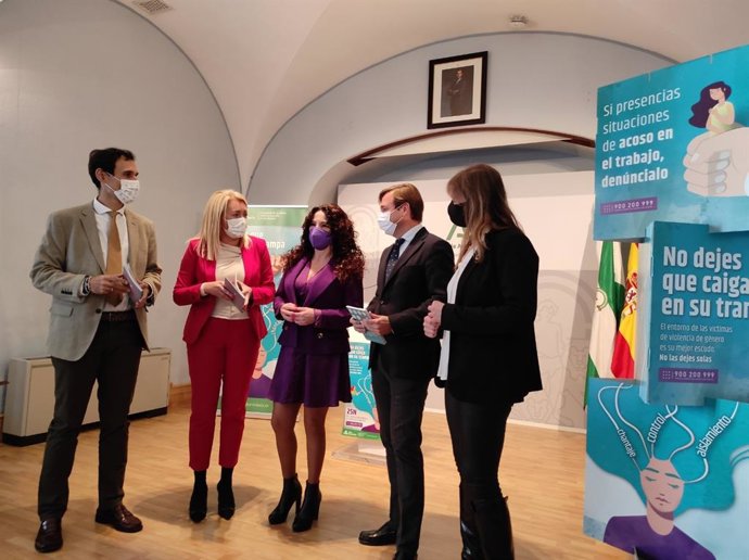 La consejera de Igualdad, Políticas Sociales y Conciliación, Rocío Ruiz (centro), en la presentación de  No dejes que caiga en su trampa.