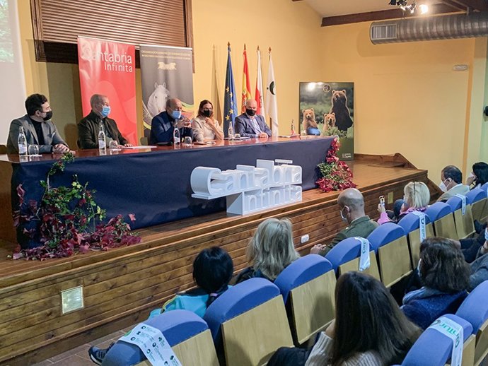 El consejero de Turismo, Javier López Marcano, en la presentación del Camino Lebaniego a caballo