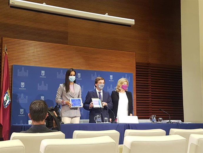 Begoña Villacís, José Luis Martínez-Almeida y Engracia Hidalgo presentan los presupuestos del Ayuntamiento de Madrid para 2022.