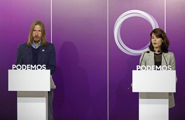 Los portavoces de Podemos, Isa Serra y Pablo Fernández, ofrecen una rueda de prensa, a 25 de octubre de 2021, en Madrid, (España). 