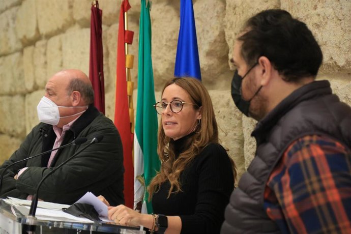 La delegada de Promoción, Marián Aguilar, junto a los presidentes de las asociaciones de patios, Miguel Ángel Roldán, de Amigos de los Patios, y Rafael Barón, de Claveles y Gitanillas.