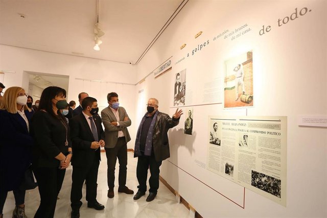 Inauguración de la muestra 'Miguel Hernández, a plena luz' en Alicante.