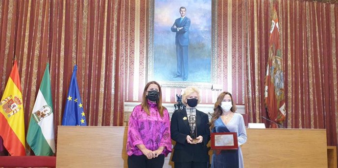 De izquierda a derecha, la delegada municipal Sonia Gaya, la que fuera alcaldesa de Sevilla Soledad Becerril y la presidenta de la Fundación, Teresa Jiménez Becerril.