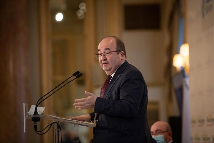 El ministro de Cultura y Deporte, Miquel Iceta, interviene en un desayuno informativo de Forum Europa, en el Hotel Palace, a 15 de noviembre de 2021, en Barcelona, Cataluña, (España).