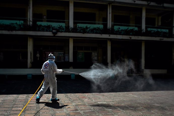 Archivo - Un trabajador sanitario desinfecta una escuela en Filipinas. 