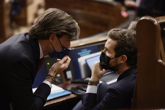 El vicesecretario de Comunicación del PP, Pablo Montesinos (i), conversa con el líder del PP, Pablo Casado, en una sesión plenaria en el Congreso de los Diputados, a 10 de noviembre de 2021, en Madrid, (España). Durante el pleno, el presidente del Gobie