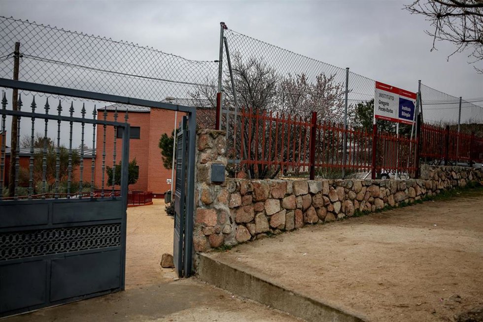 Archivo - Entrada al IES Gregorio Peces-Barba, en Colmenarejo (Madrid)