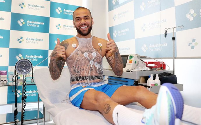 El jugador del FC Barcelona Dani Alves supera la revisió mdica